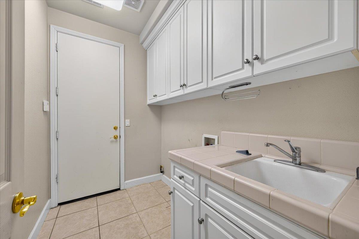 11 W Jordan Ave, Clovis, CA 93611