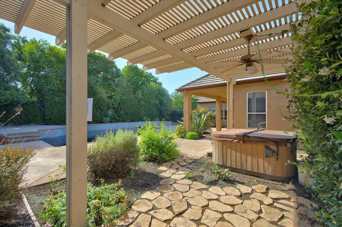 11 W Jordan Ave, Clovis, CA 93611