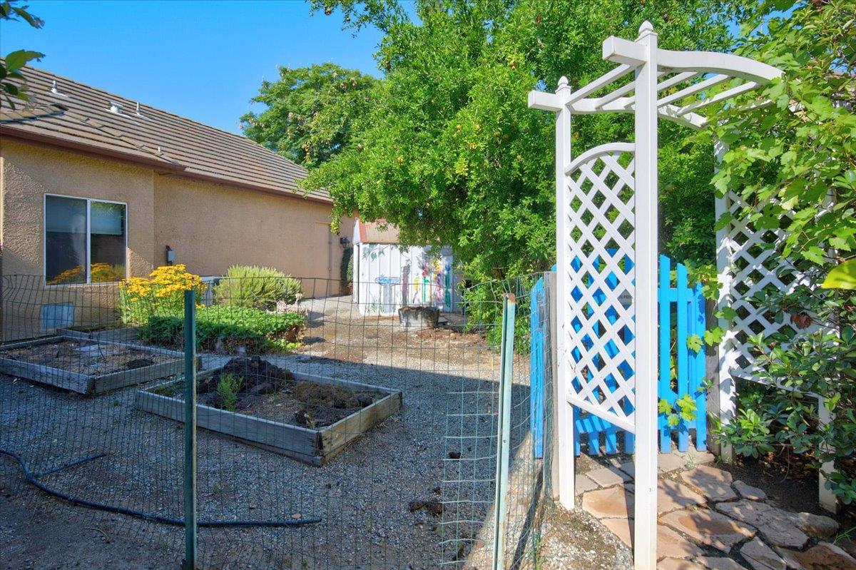 11 W Jordan Ave, Clovis, CA 93611