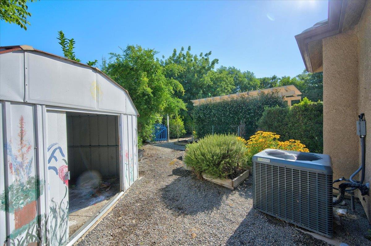 11 W Jordan Ave, Clovis, CA 93611