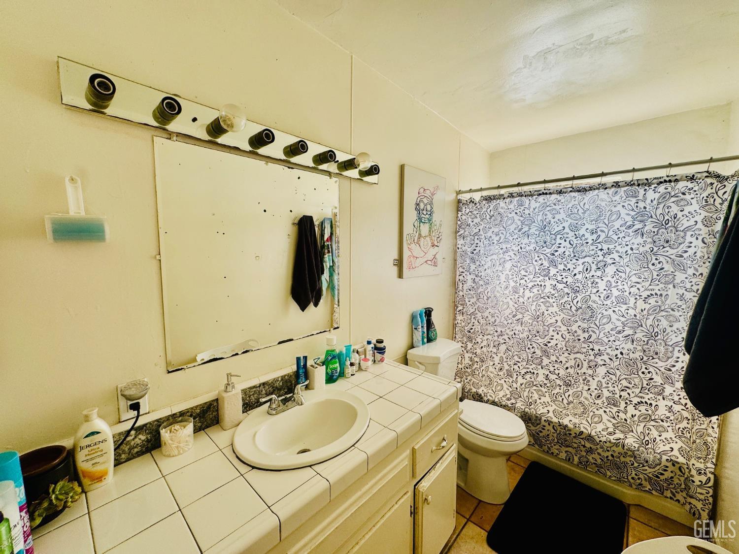 713 Iris St, Bakersfield, CA 93308