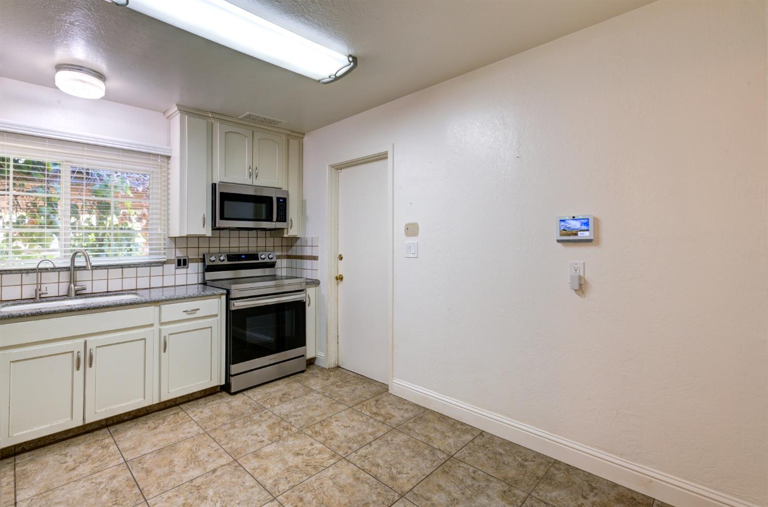 1426 W Weldon Ave, Fresno, CA 93705