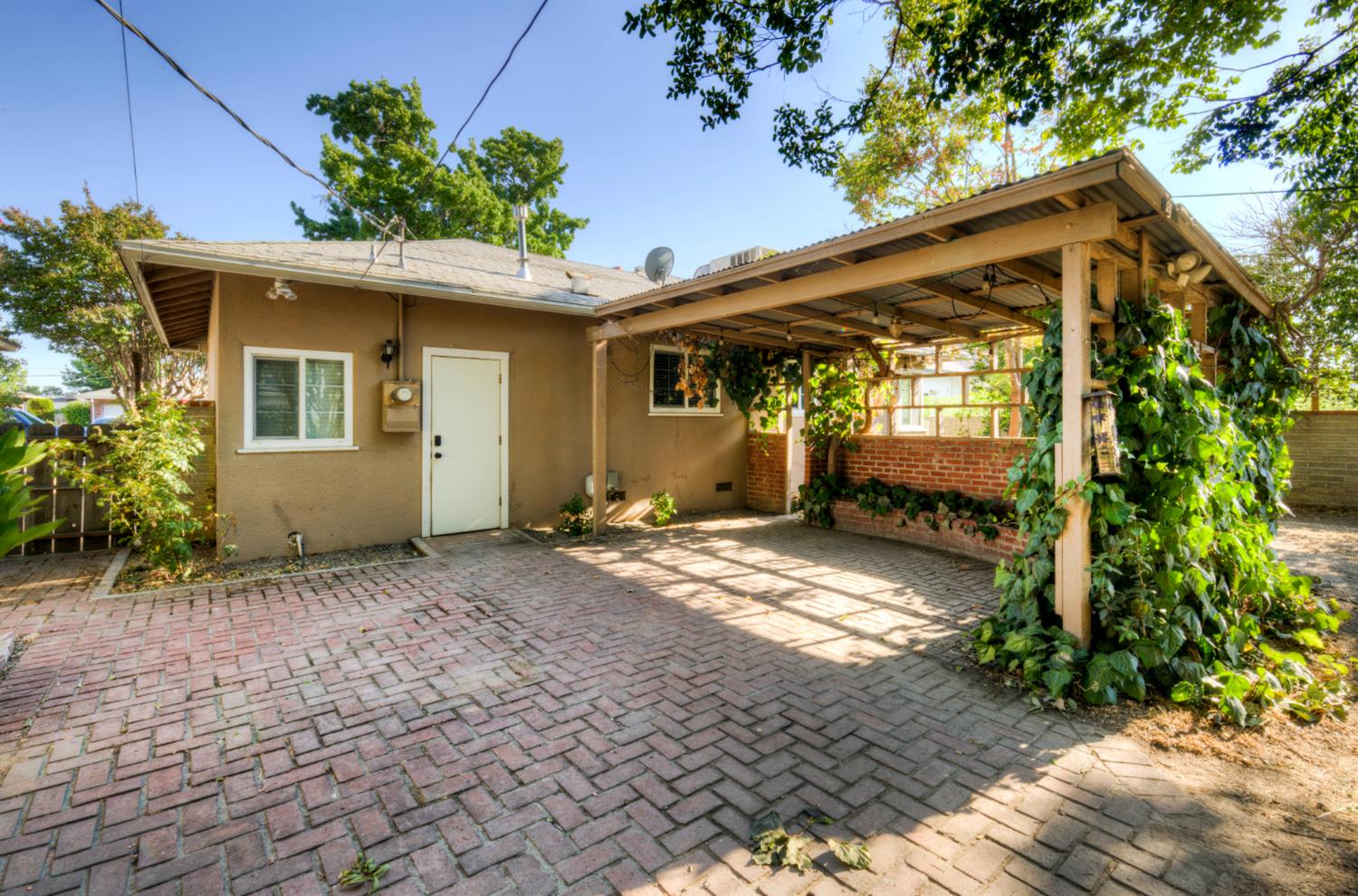 1426 W Weldon Ave, Fresno, CA 93705