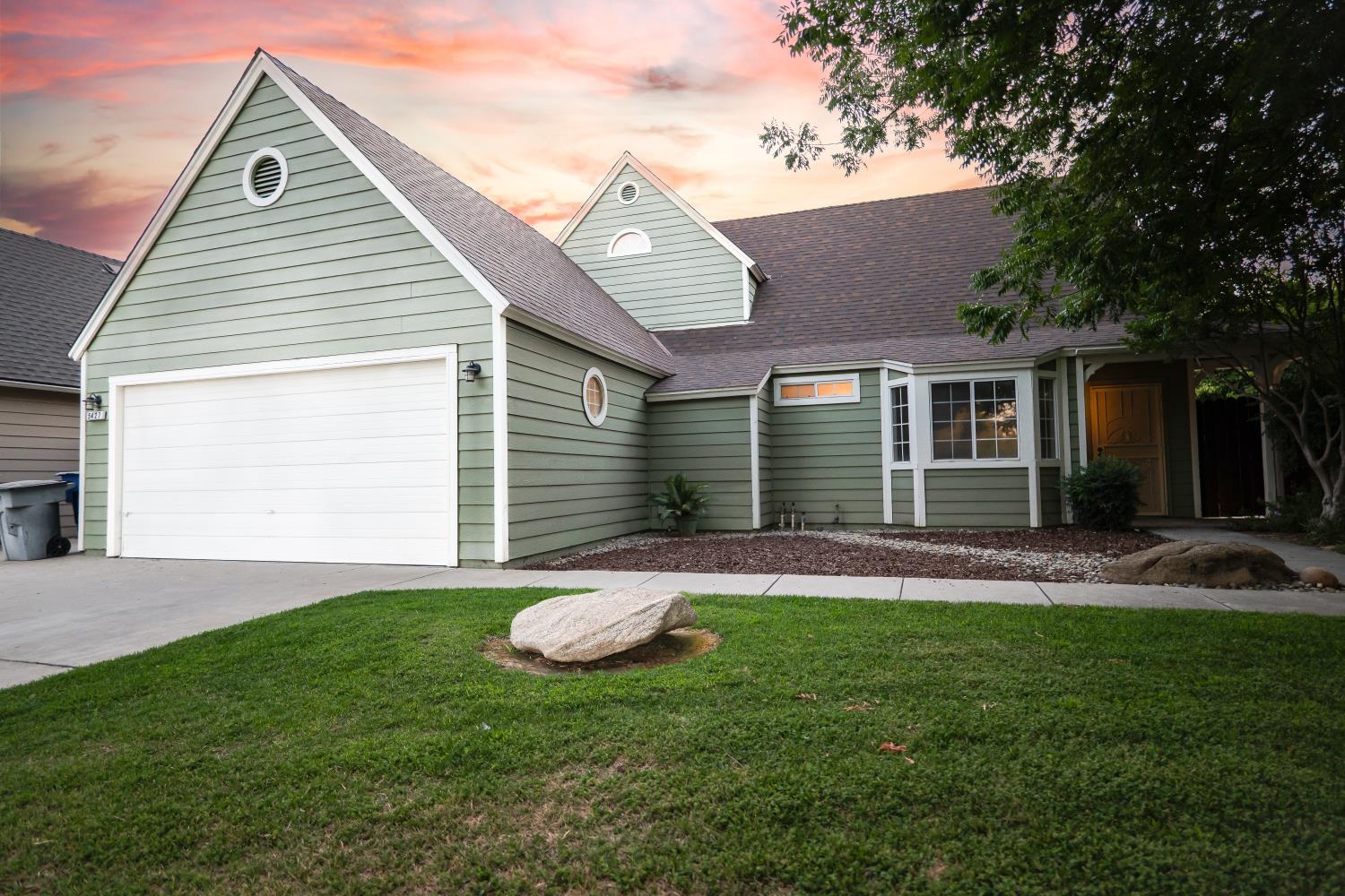 5427 N Aurora Ave, Fresno, CA 93722