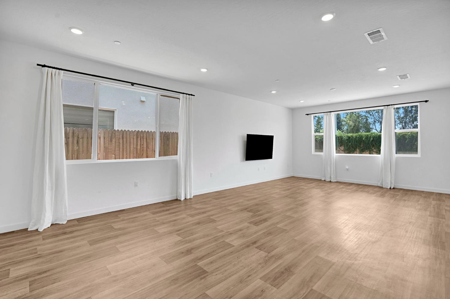 5963 W Laguna Ave, Fresno, CA 93722
