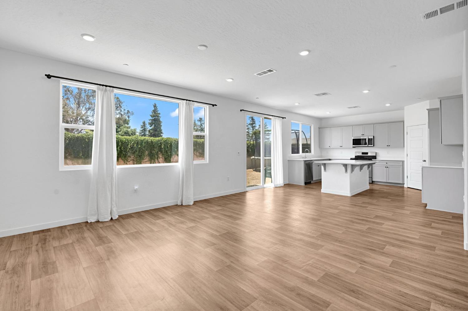 5963 W Laguna Ave, Fresno, CA 93722