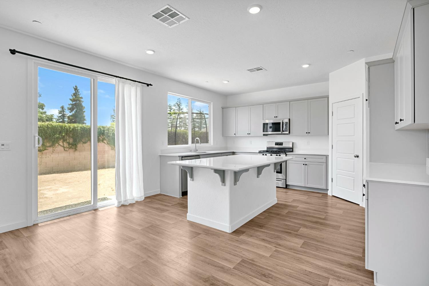 5963 W Laguna Ave, Fresno, CA 93722