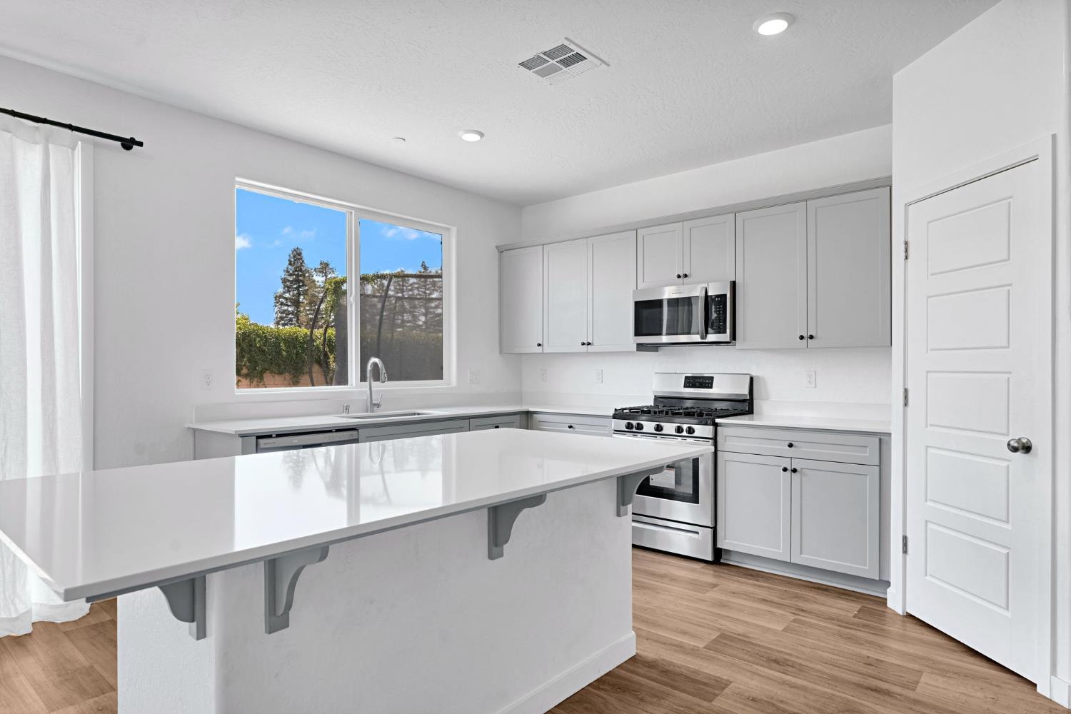 5963 W Laguna Ave, Fresno, CA 93722