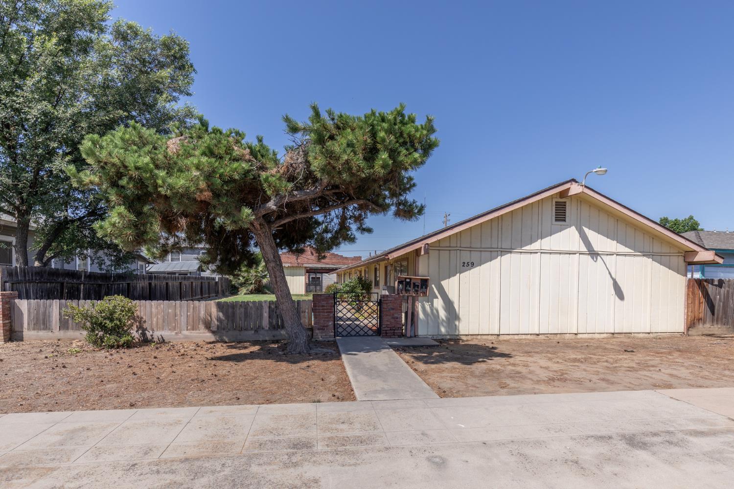 259 N K St, Dinuba, CA 93618