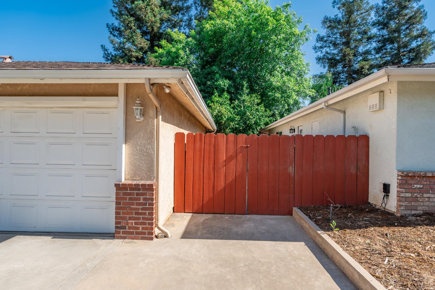 1547 E Fallbrook Ave, Fresno, CA 93720