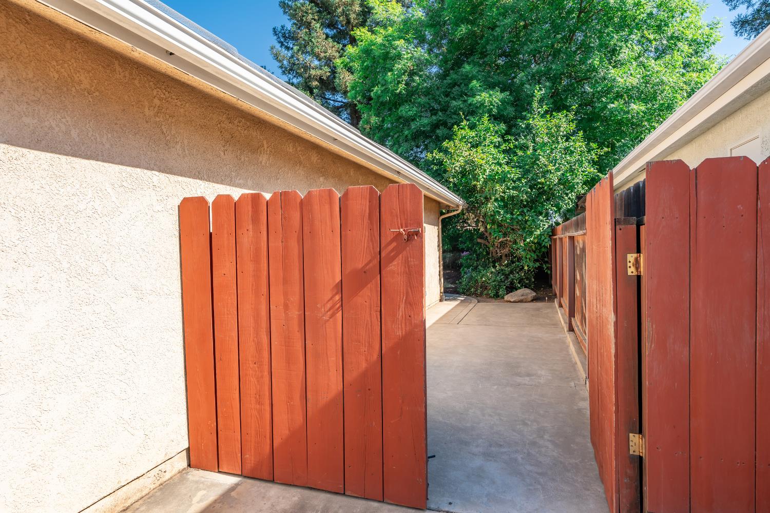 1547 E Fallbrook Ave, Fresno, CA 93720