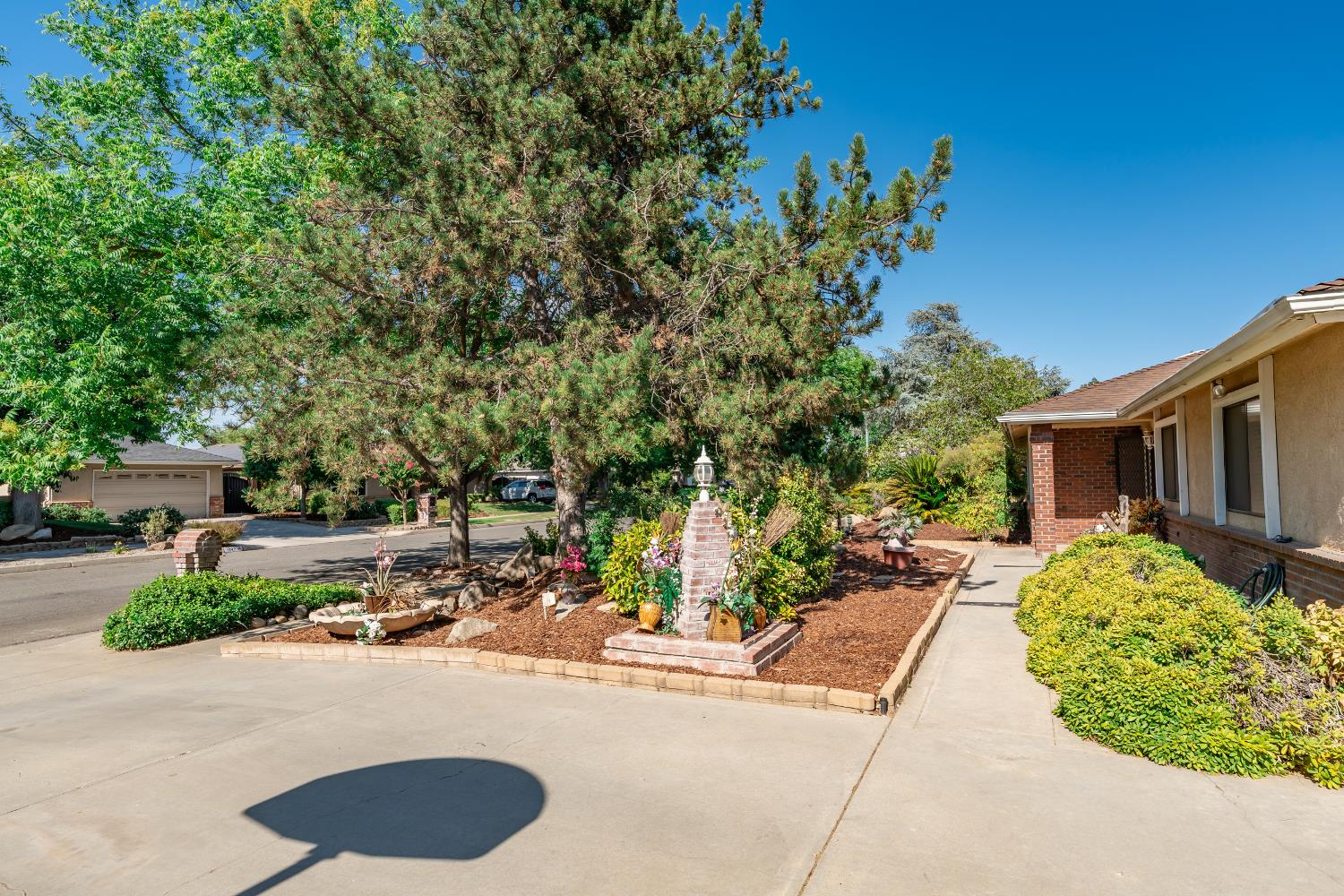 1547 E Fallbrook Ave, Fresno, CA 93720
