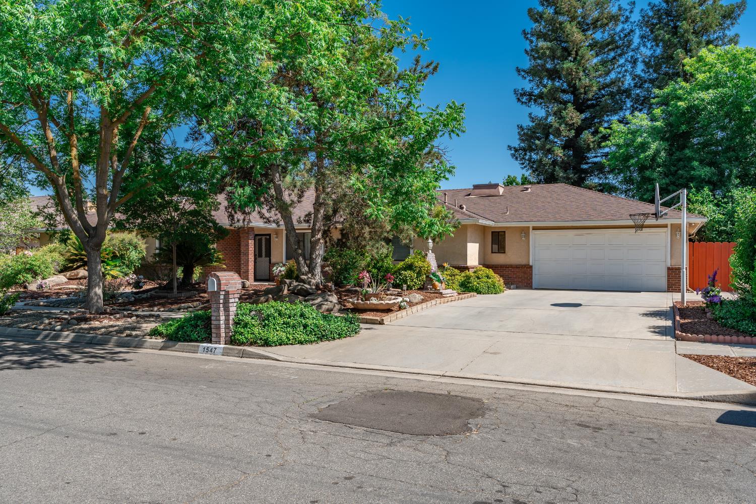 1547 E Fallbrook Ave, Fresno, CA 93720