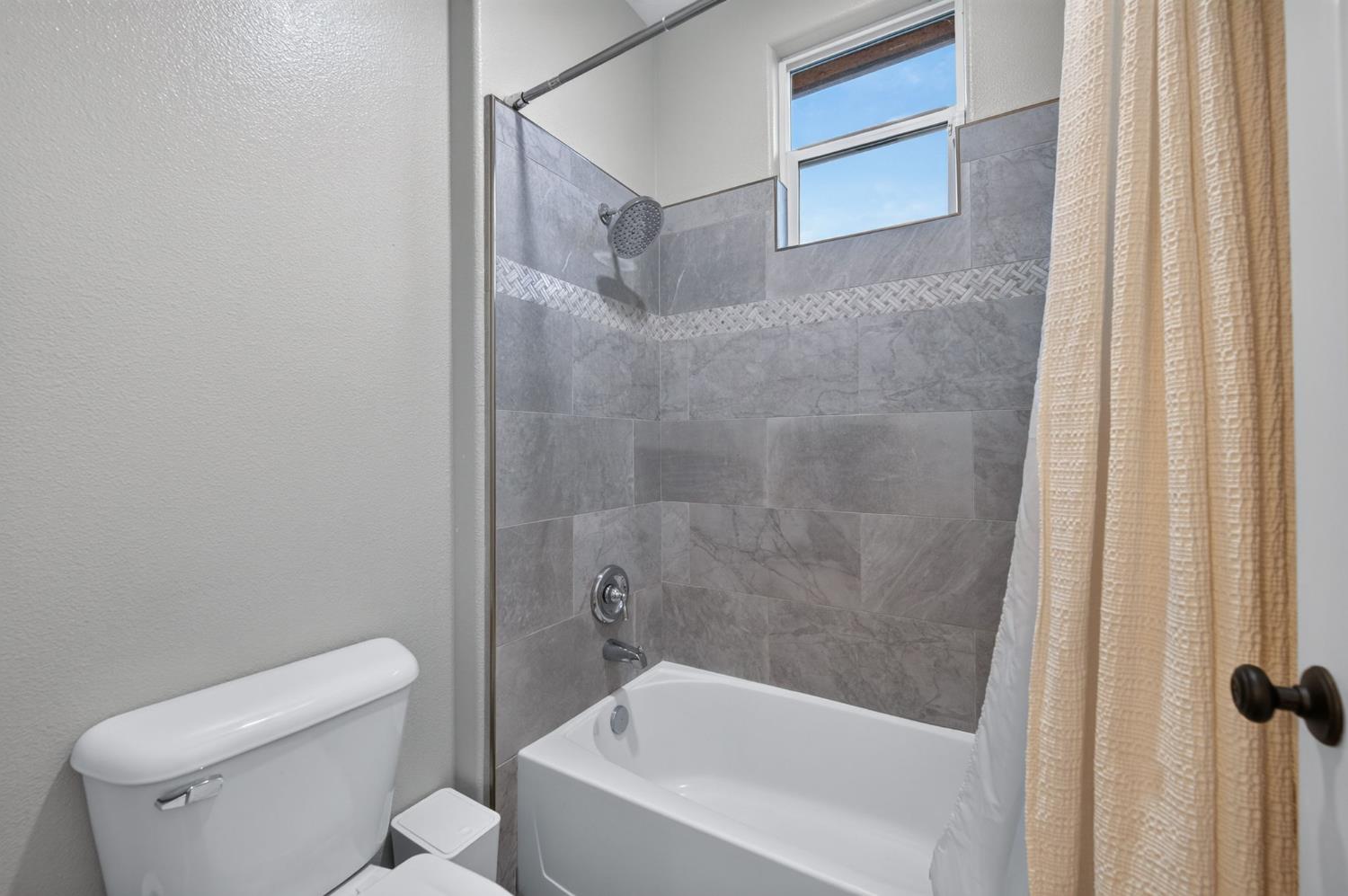 1802 N Kaweah Ave, Clovis, CA 93619
