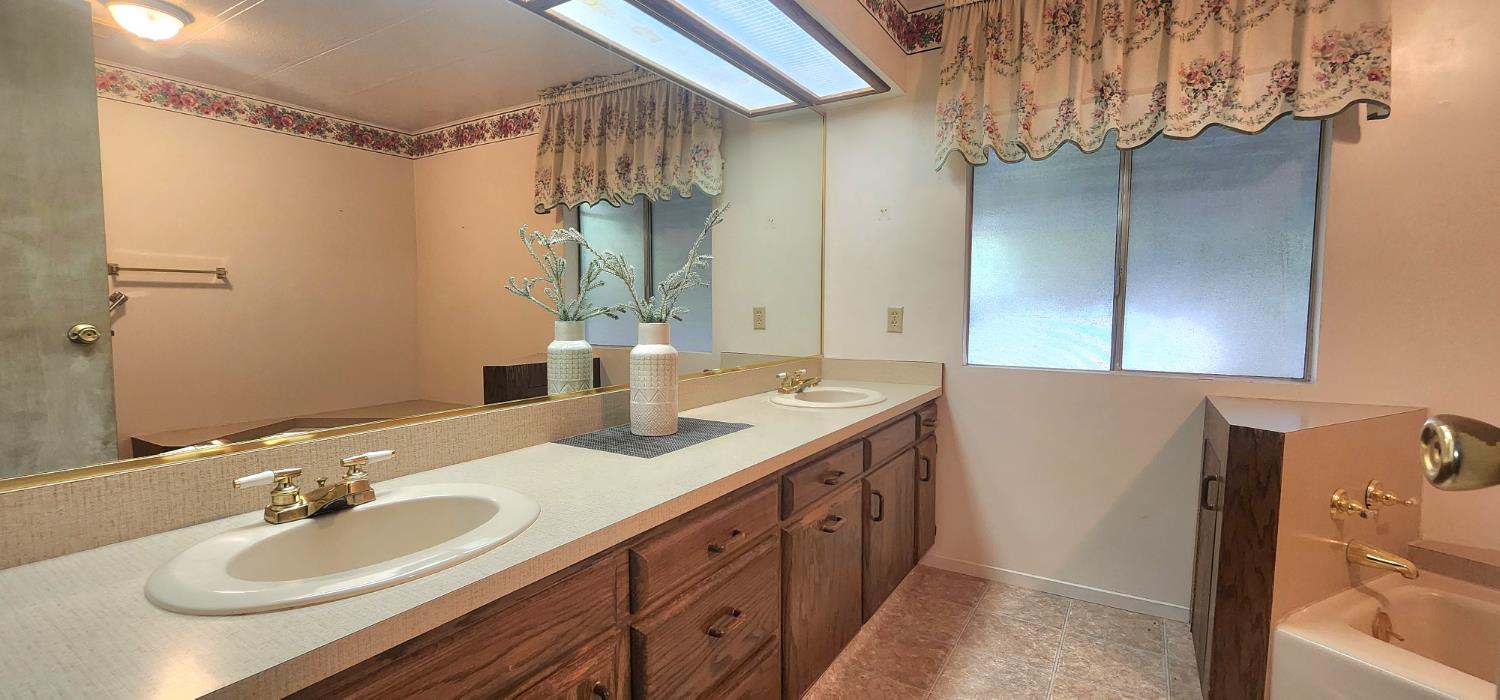 1300 W Olson Ave #155, Reedley, CA 93654