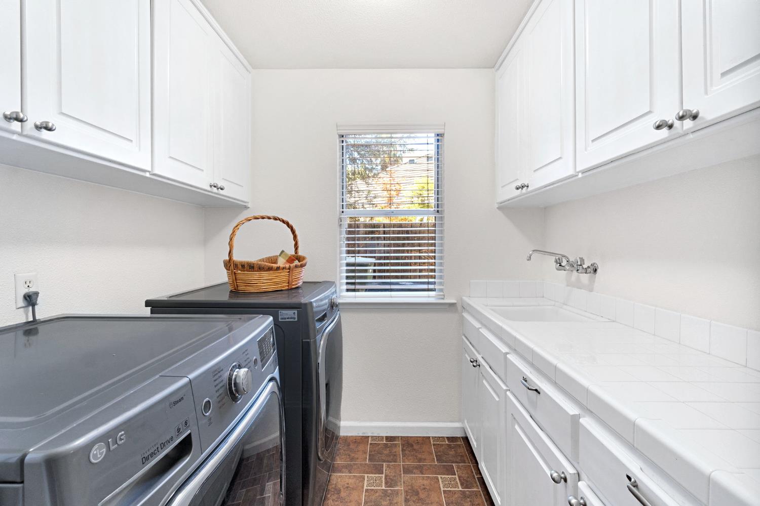 838 E Omaha Ave, Fresno, CA 93720