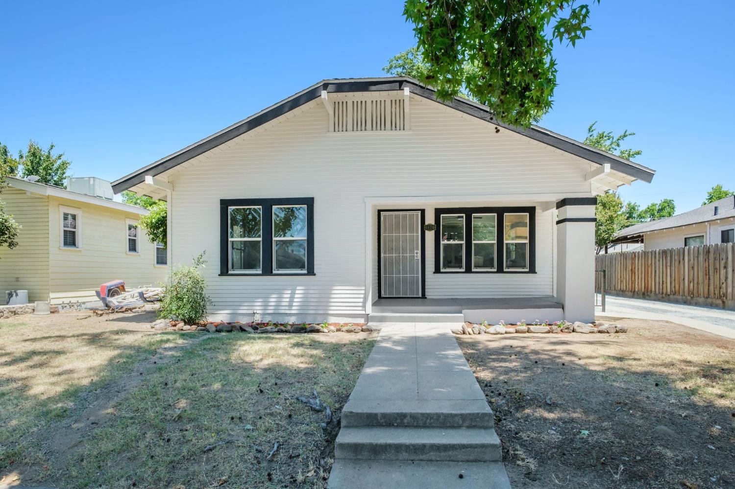 1470 N College Ave, Fresno, CA 93728