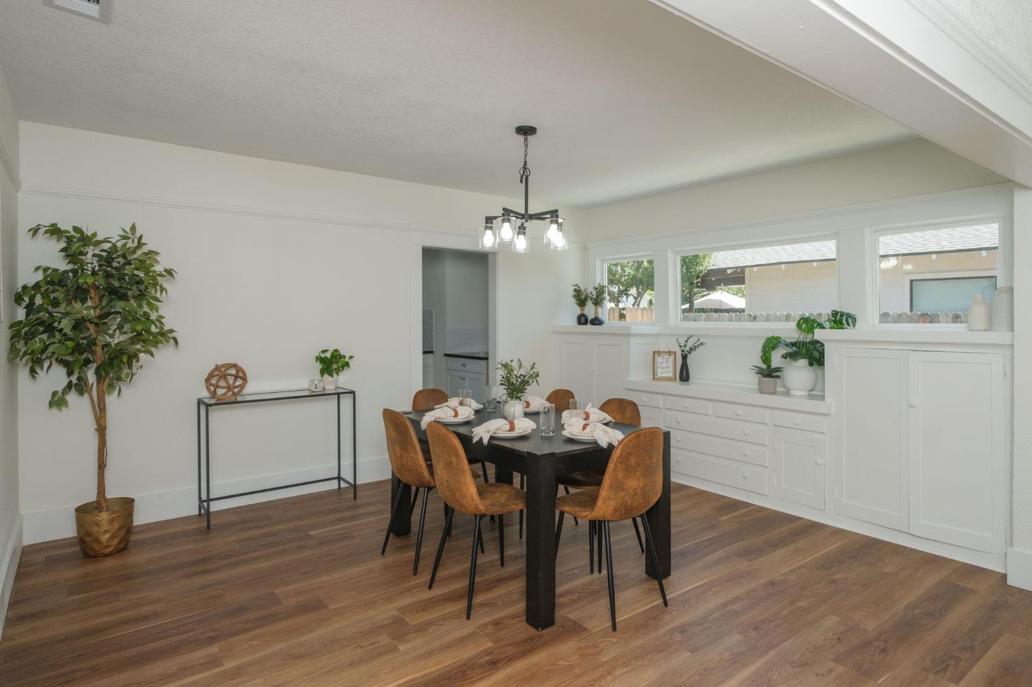 1470 N College Ave, Fresno, CA 93728
