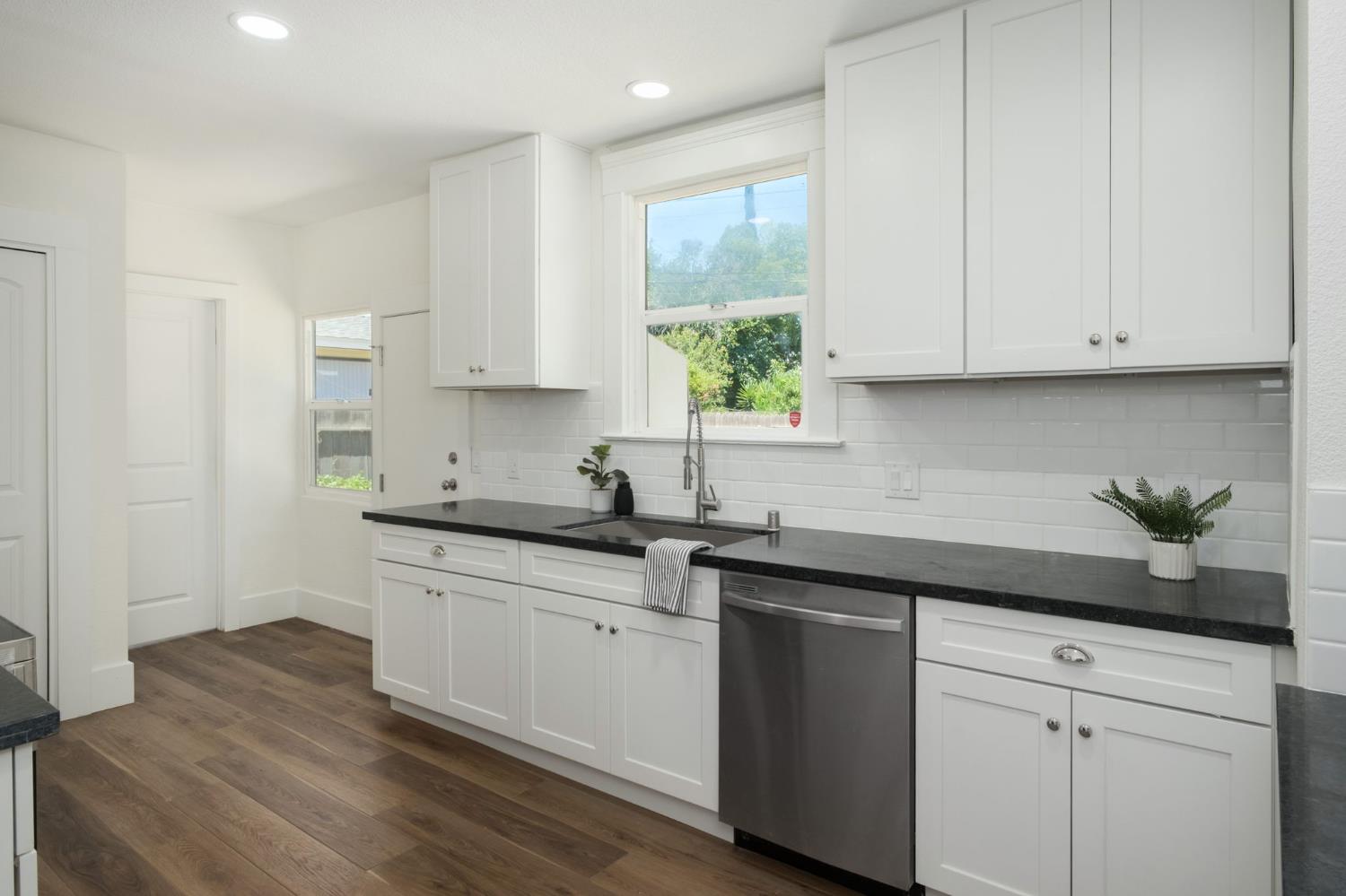 1470 N College Ave, Fresno, CA 93728