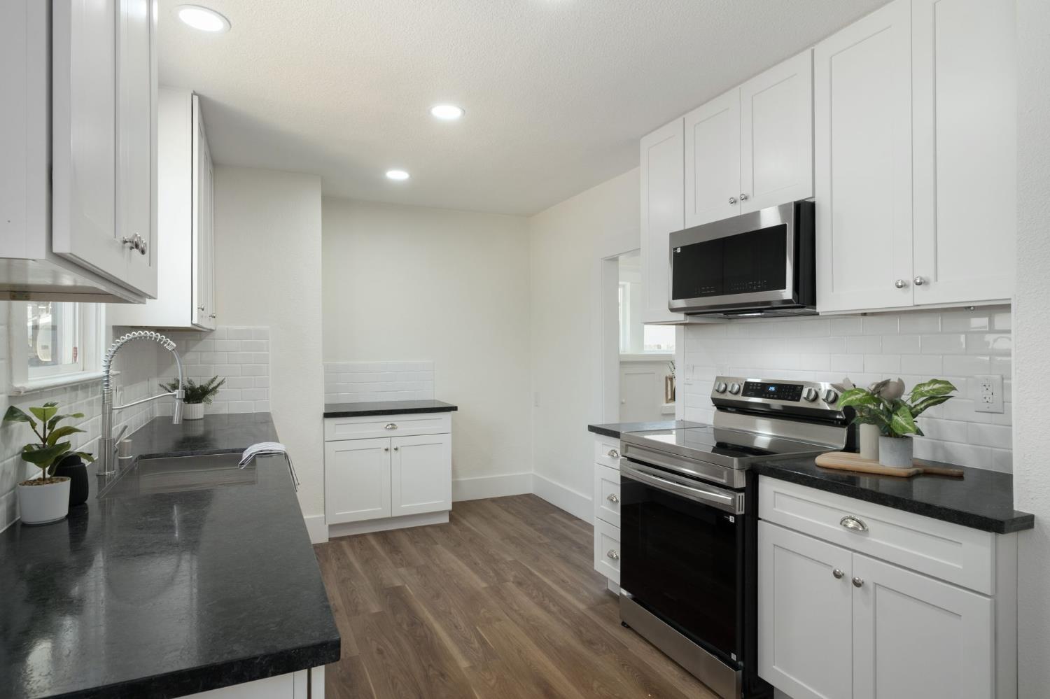1470 N College Ave, Fresno, CA 93728