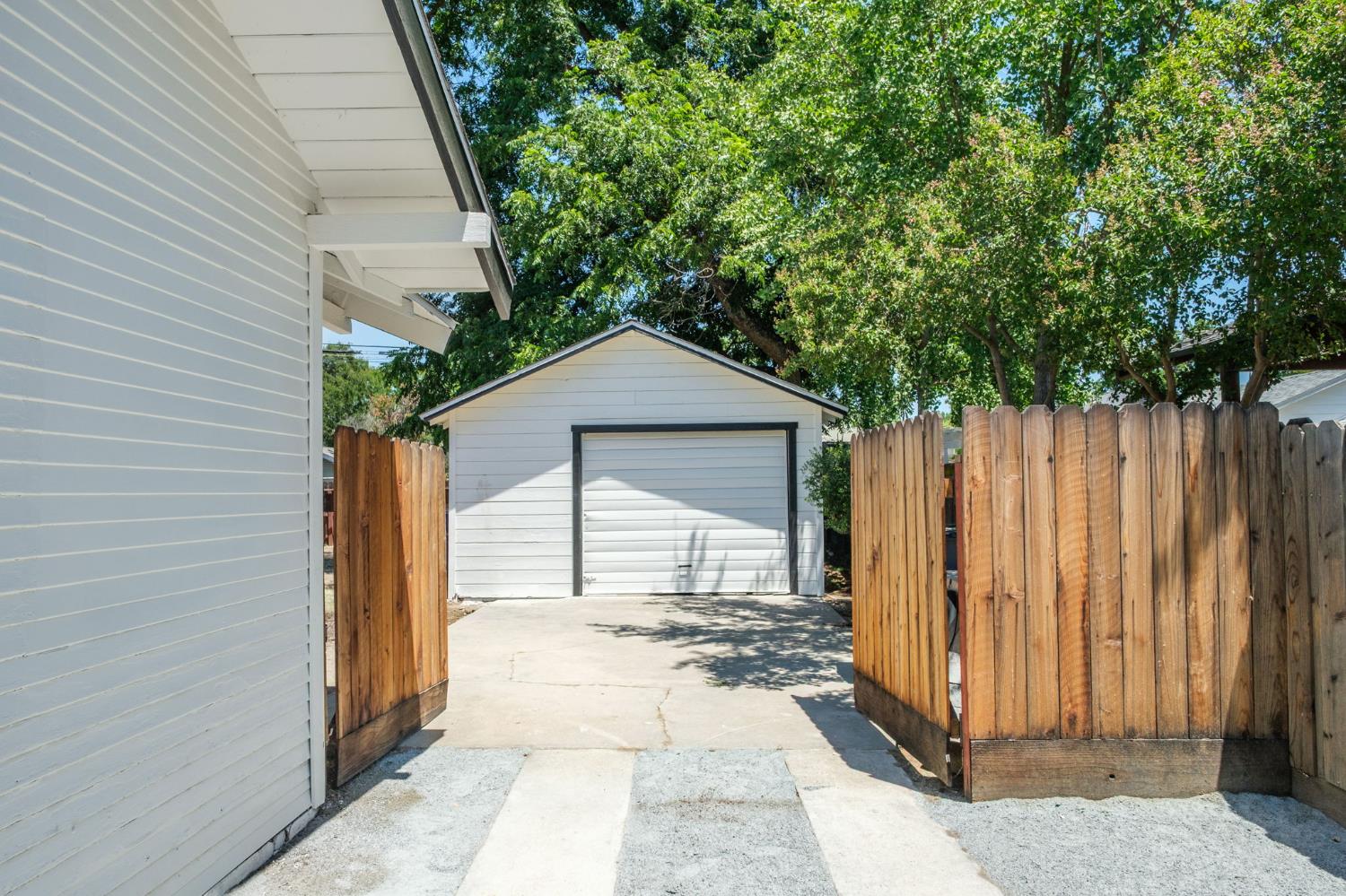 1470 N College Ave, Fresno, CA 93728