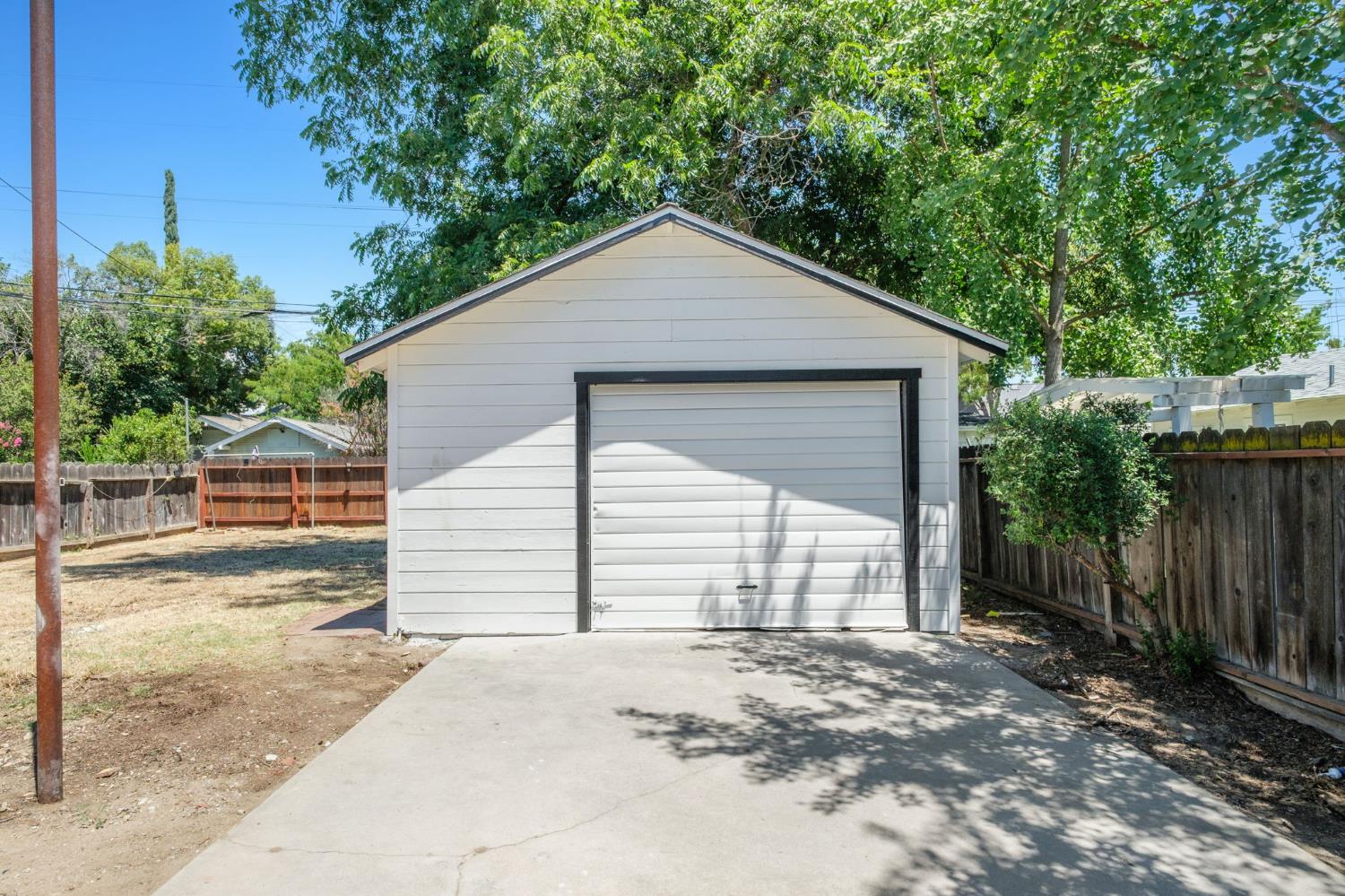 1470 N College Ave, Fresno, CA 93728