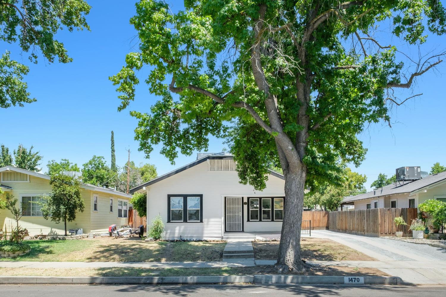 1470 N College Ave, Fresno, CA 93728