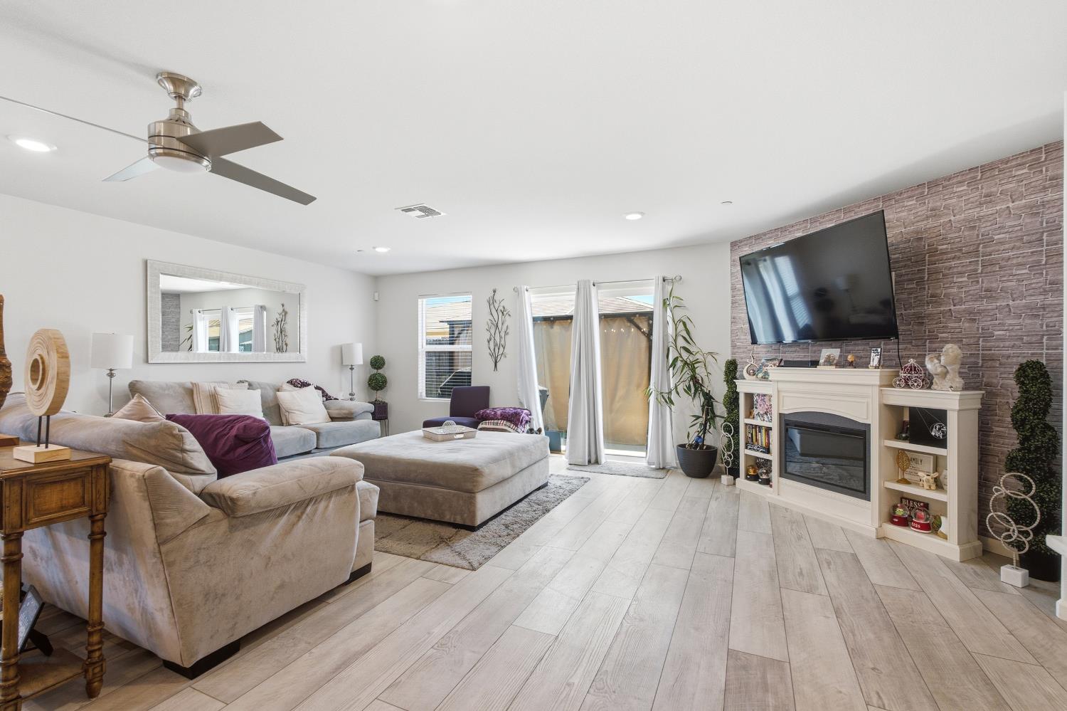 6883 E Woodward Ave, Fresno, CA 93727