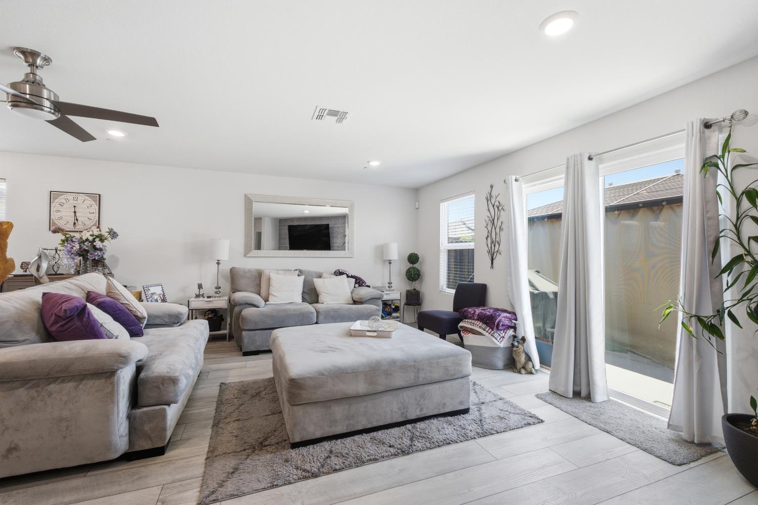 6883 E Woodward Ave, Fresno, CA 93727