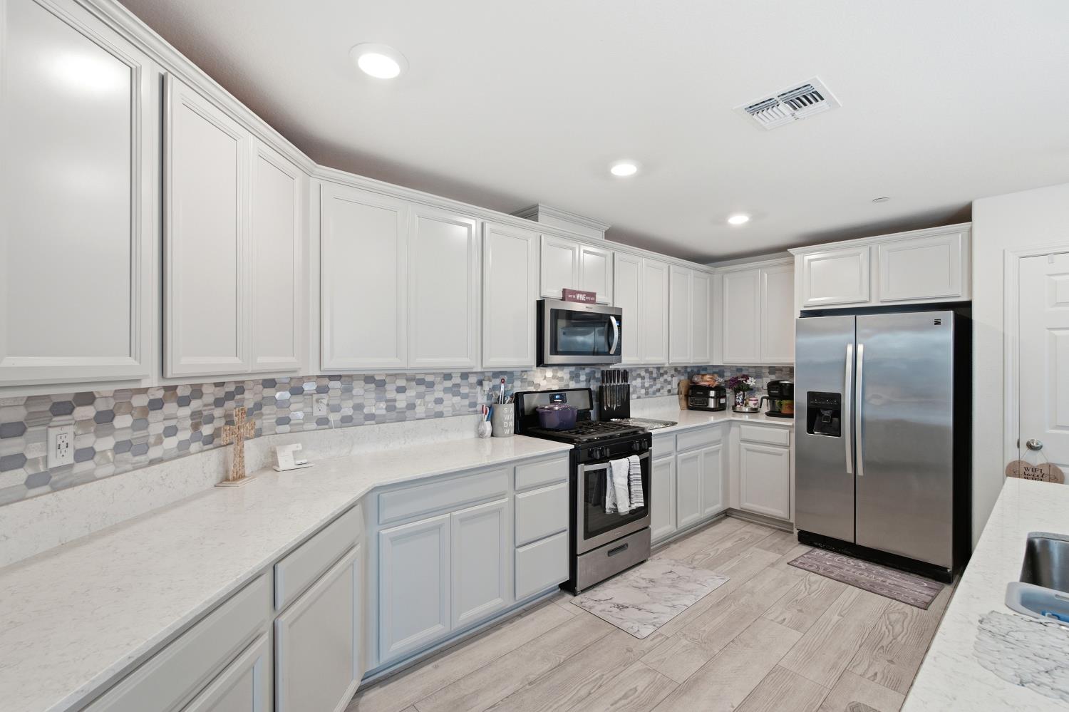 6883 E Woodward Ave, Fresno, CA 93727