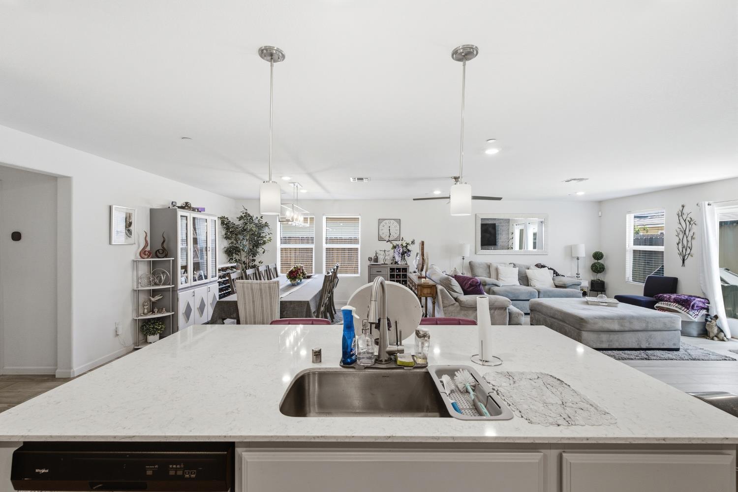6883 E Woodward Ave, Fresno, CA 93727
