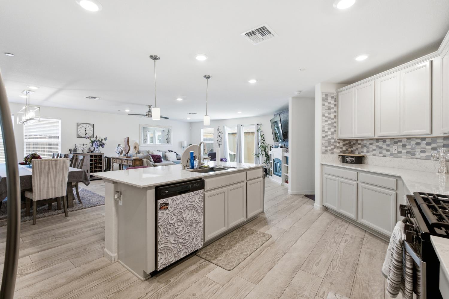 6883 E Woodward Ave, Fresno, CA 93727