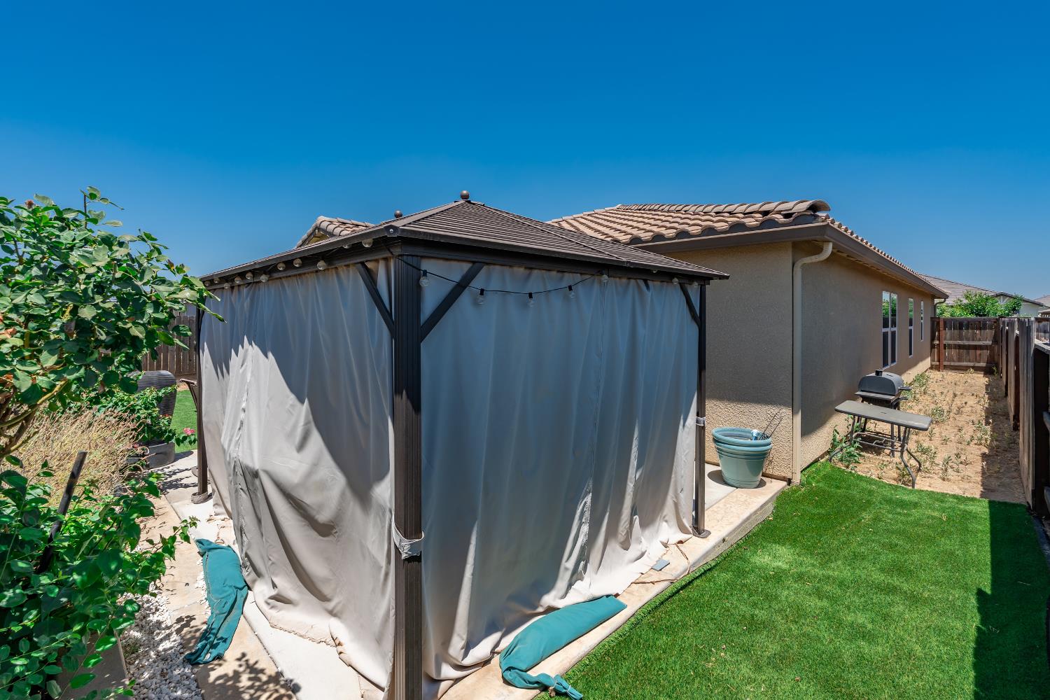 6883 E Woodward Ave, Fresno, CA 93727