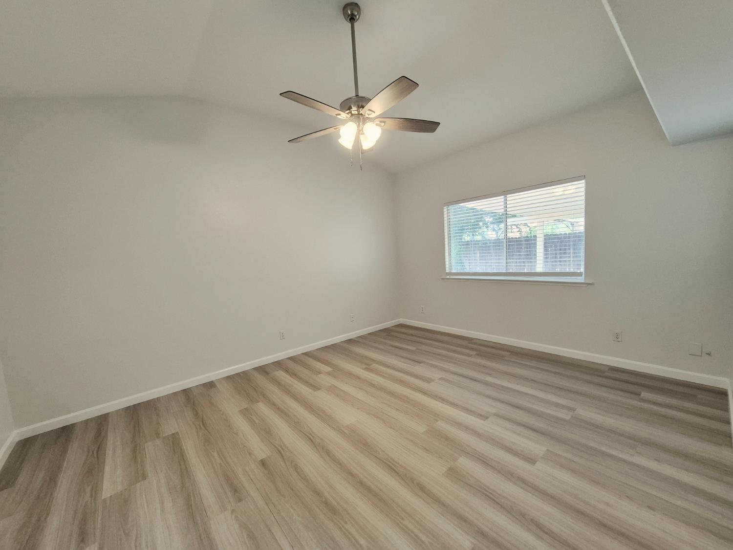 9128 N Recreation Ave, Fresno, CA 93720