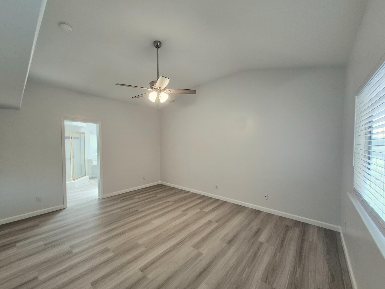 9128 N Recreation Ave, Fresno, CA 93720