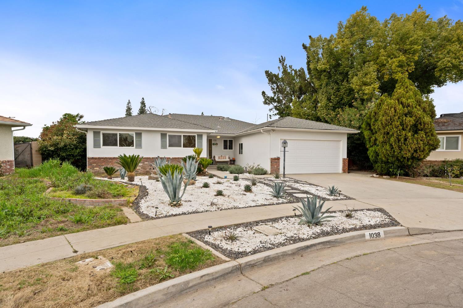 1038 E Vartikian Ave, Fresno, CA 93710