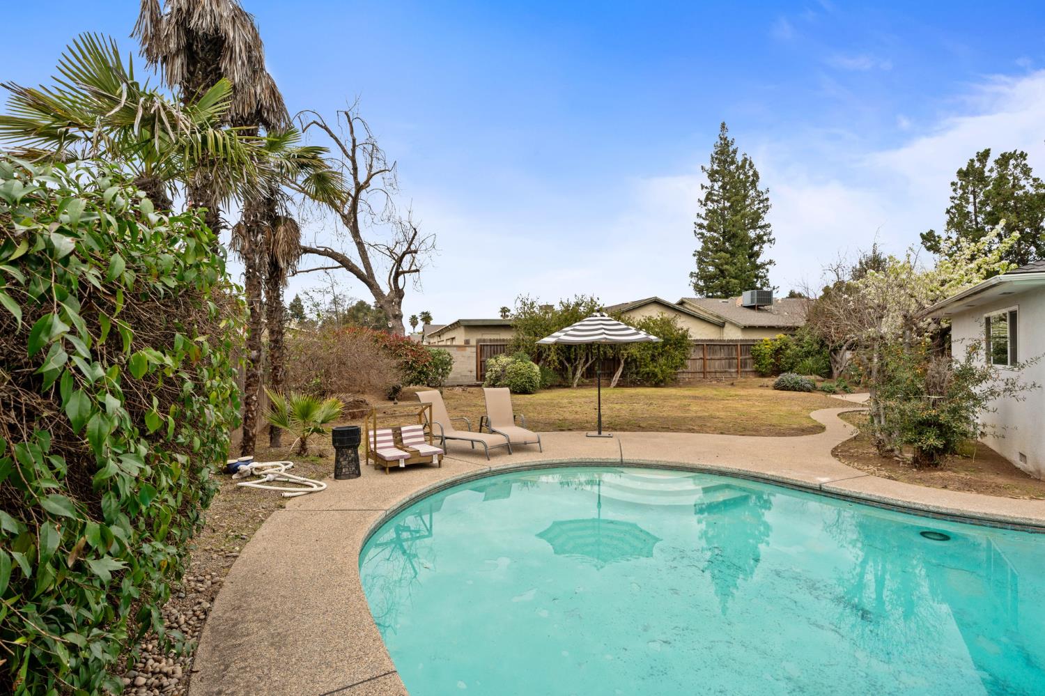 1038 E Vartikian Ave, Fresno, CA 93710