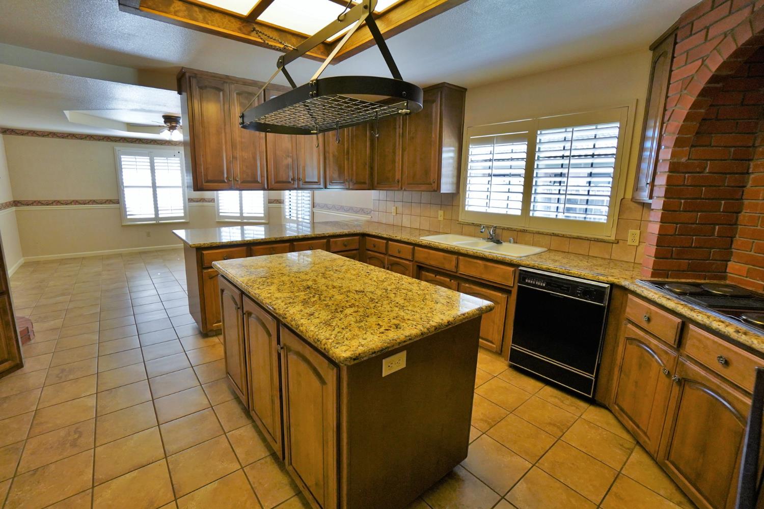 2479 Carter Way, Hanford, CA 93230