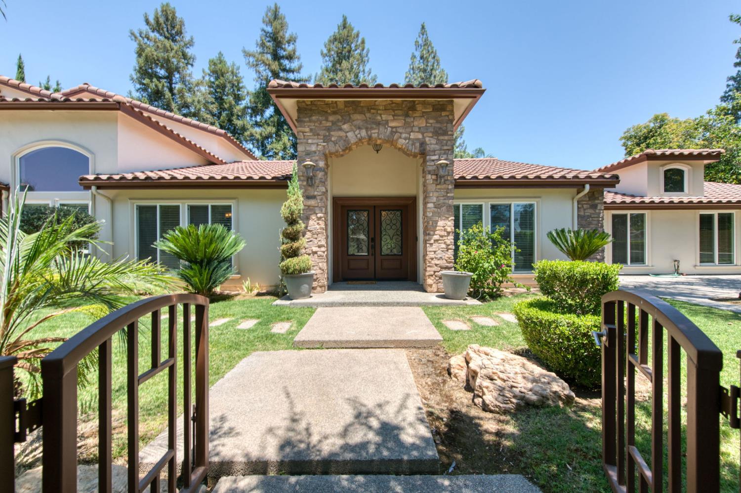 2510 W San Ramon Ave, Fresno, CA 93711