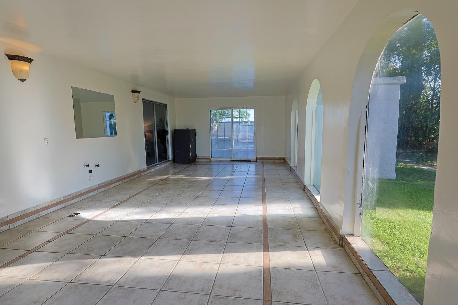 12646 E Kamm Ave, Kingsburg, CA 93631