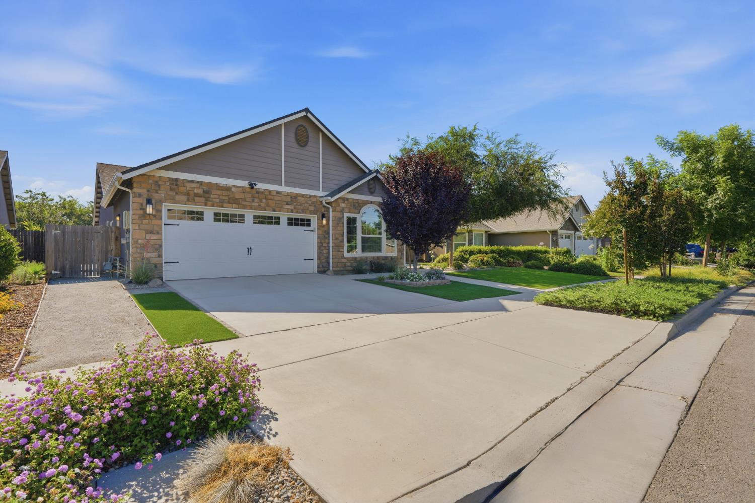 2025 Madeline Dr, Hanford, CA 93230