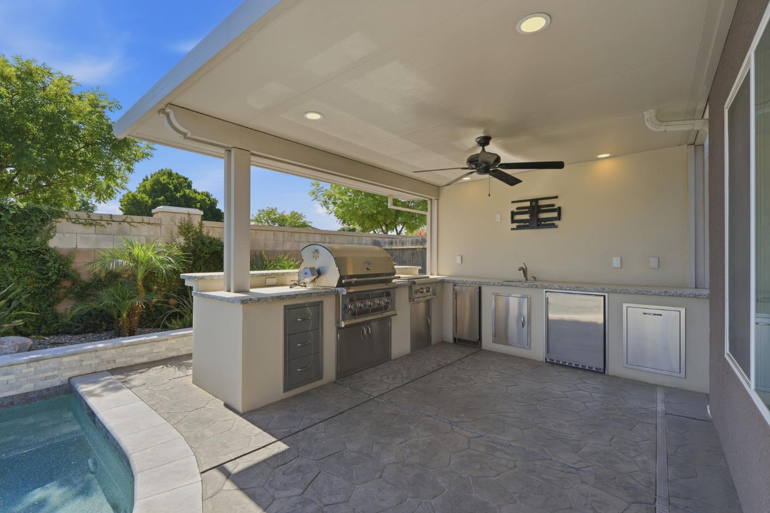 2025 Madeline Dr, Hanford, CA 93230
