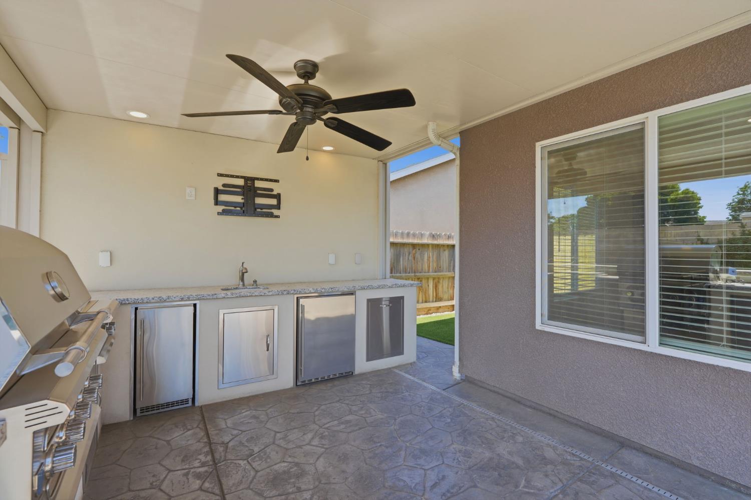 2025 Madeline Dr, Hanford, CA 93230