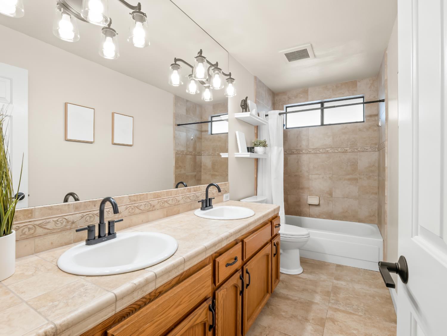 1352 W Palo Alto Ave, Fresno, CA 93711