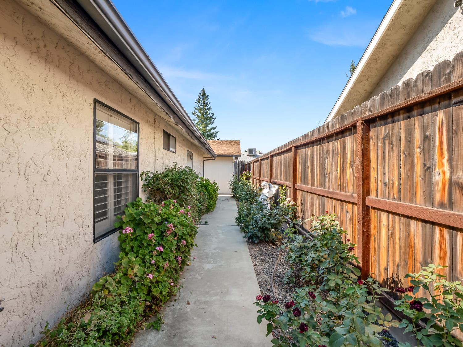 1352 W Palo Alto Ave, Fresno, CA 93711
