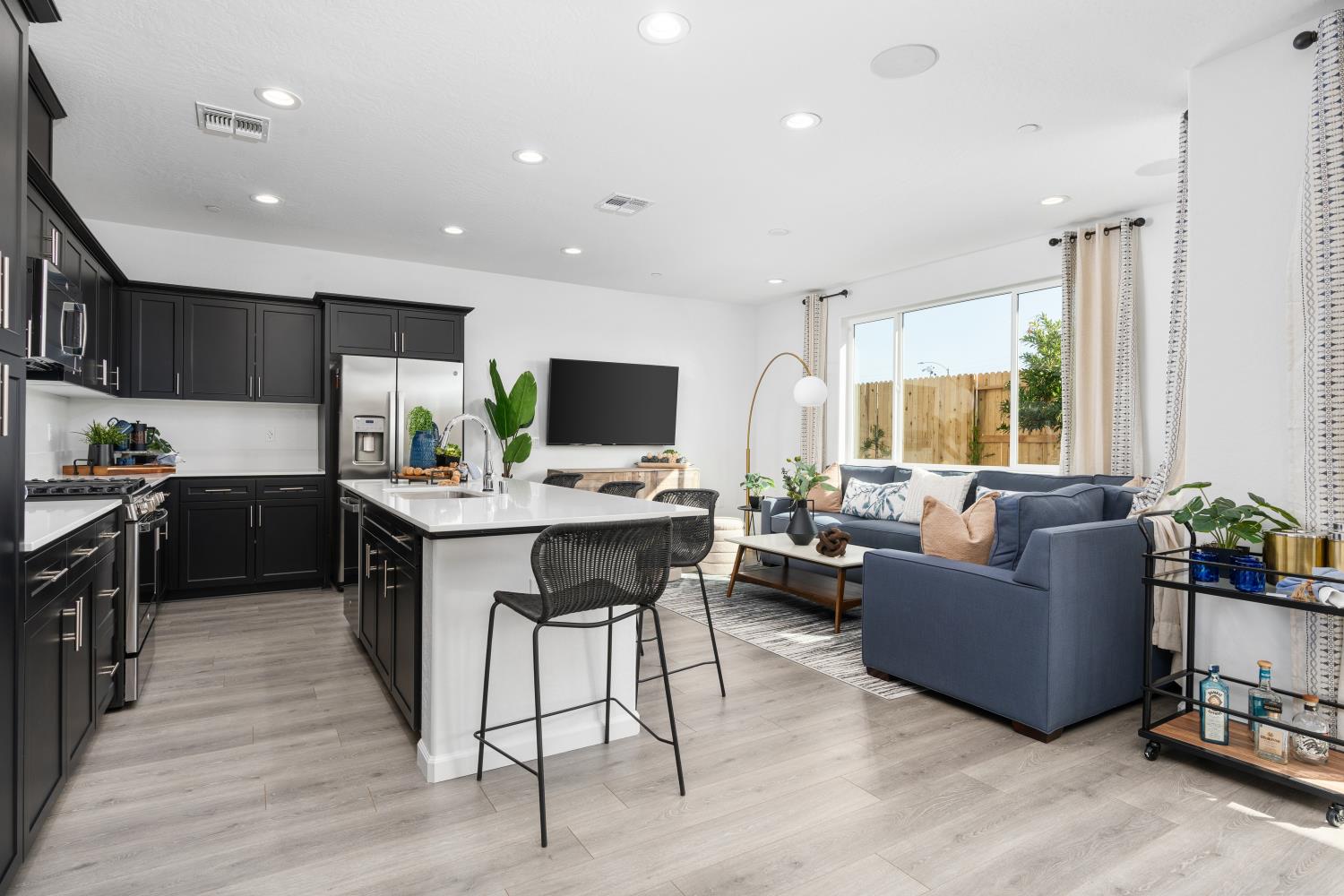 1433 W Payson Ave, Visalia, CA 93291