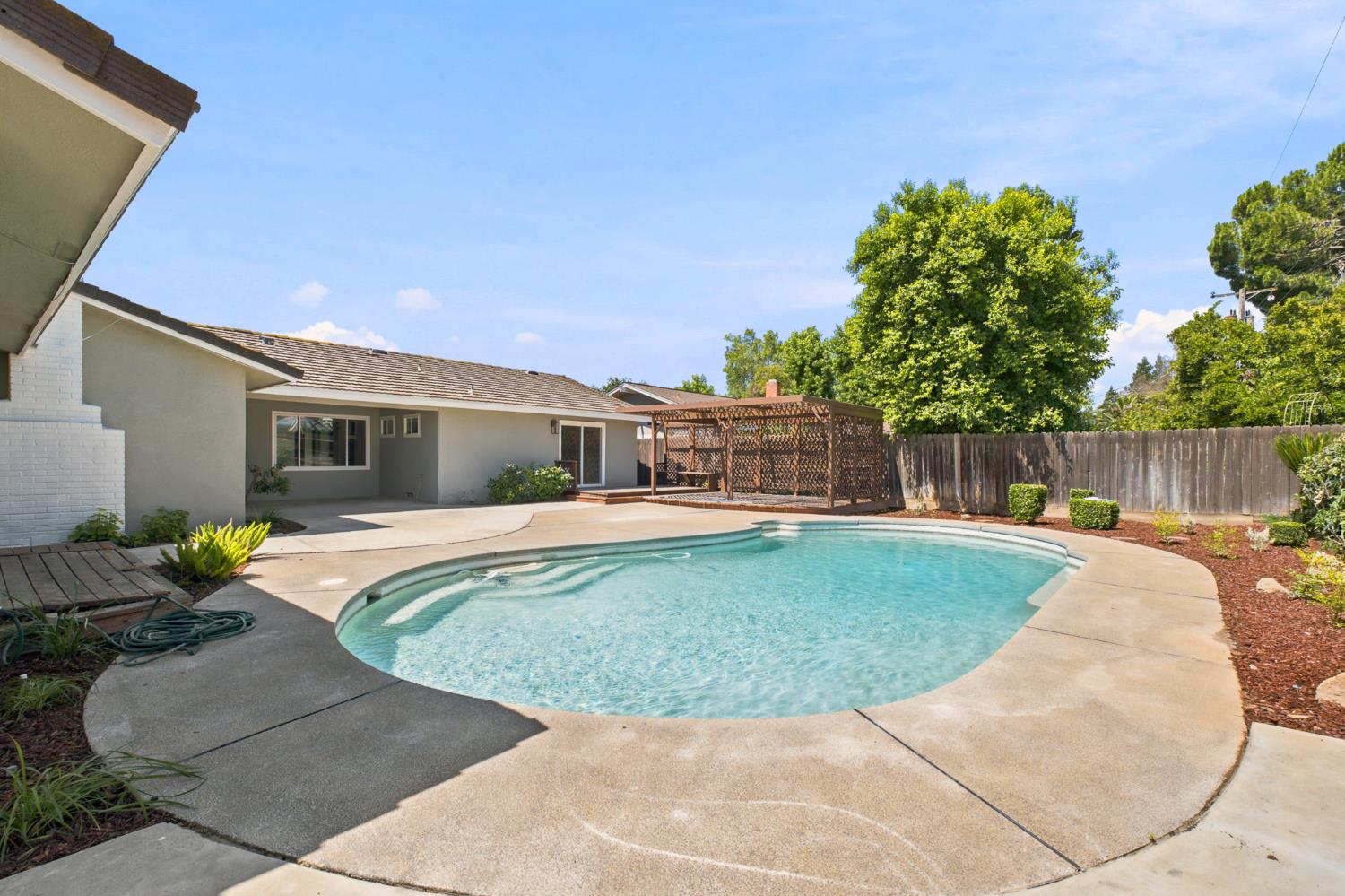 744 W Palo Alto Ave, Fresno, CA 93704