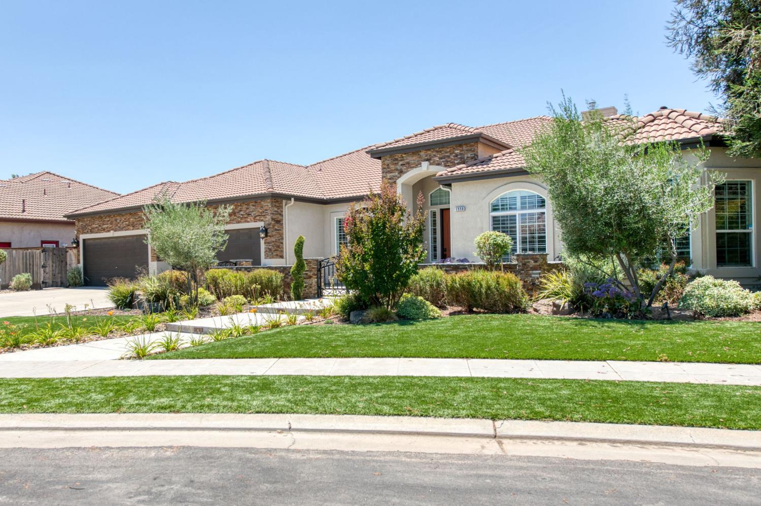 1558 N Oxford Ave, Clovis, CA 93619