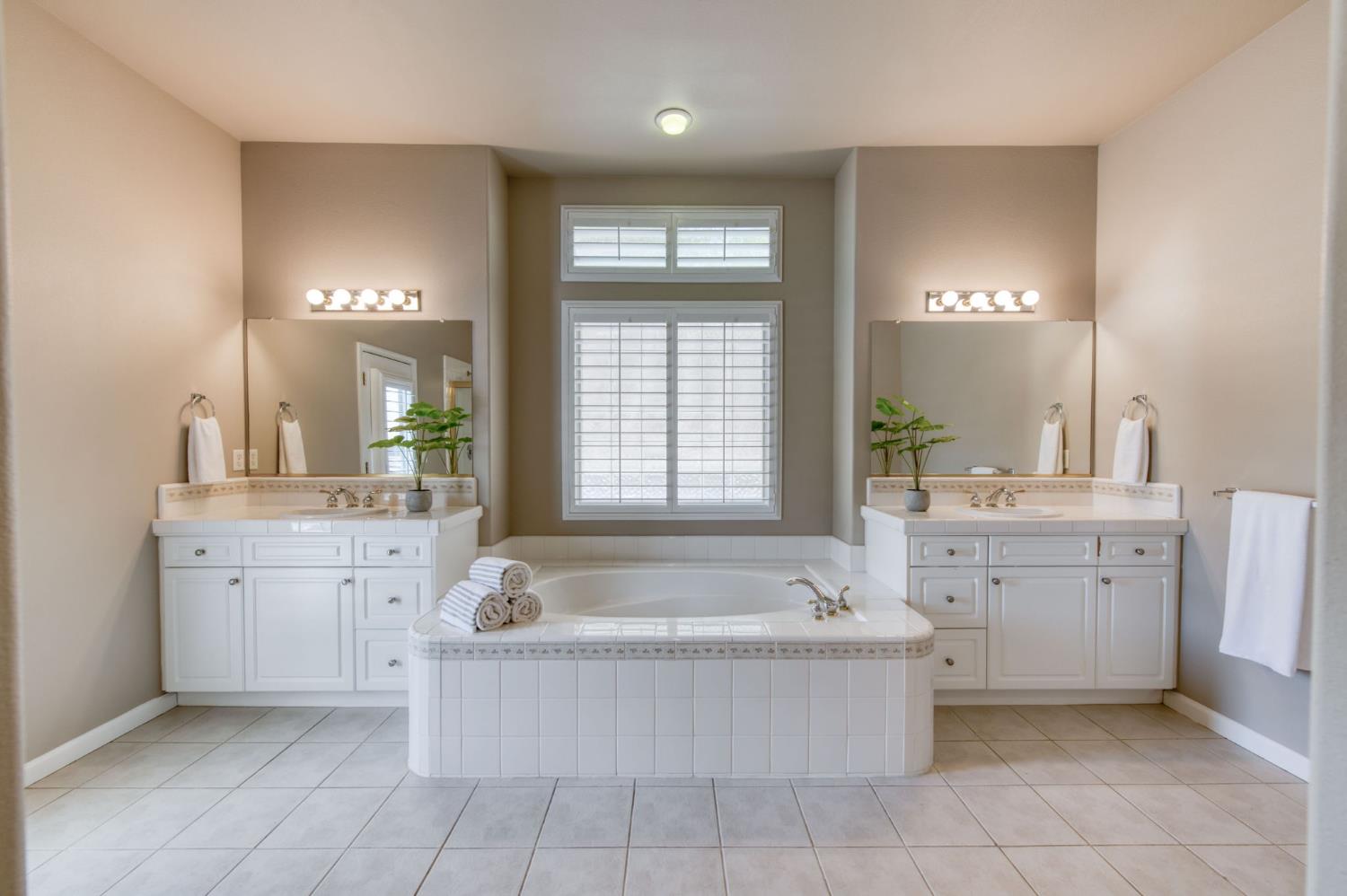 1558 N Oxford Ave, Clovis, CA 93619