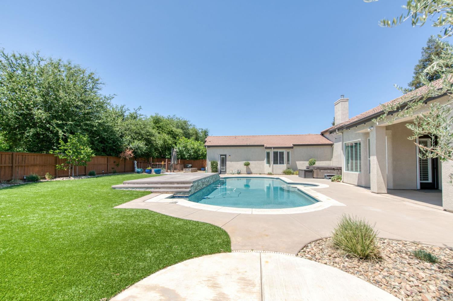 1558 N Oxford Ave, Clovis, CA 93619